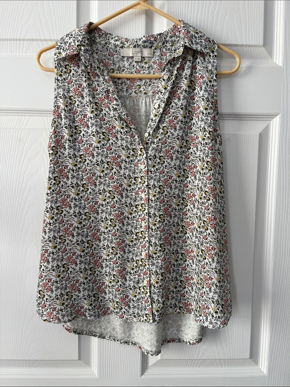 LOFT White Floral Sleeveless Button-Front Shirt size small petite